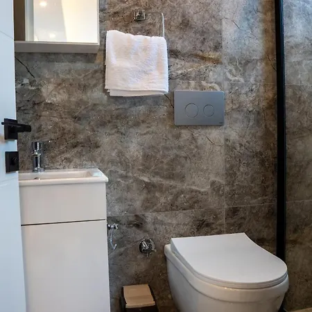 4 Zela In Front Of Oeluedeniz Hisar